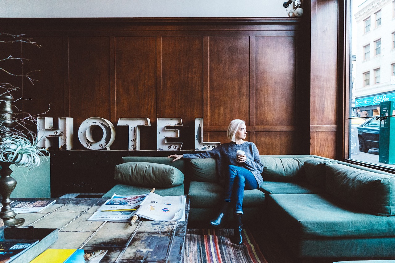 femme assise dans le salon d'un hôtel